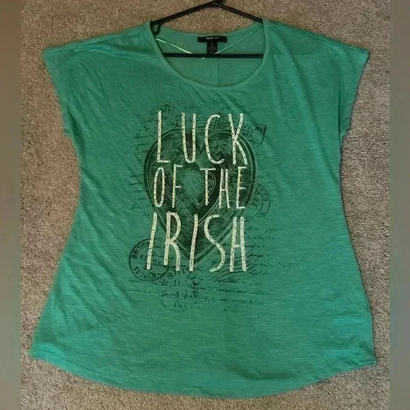 Medium LUCK OF THE IRISH Style & Co Tee - Picture 2 of 13